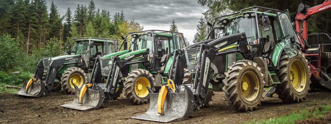 John Deere 6130M s lesnickou nástavbou