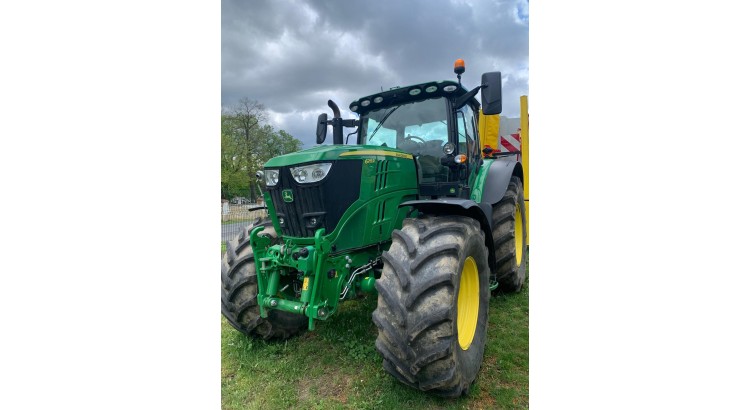 Traktor John Deere 6215R