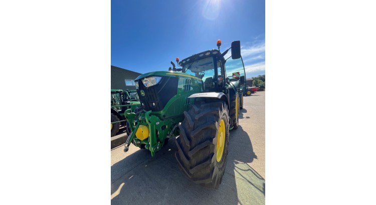 Traktor John Deere 6215R