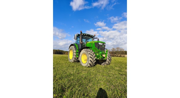 Traktor John Deere 6215R