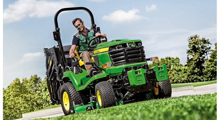 Traktor John Deere se středovým výhozem X950R