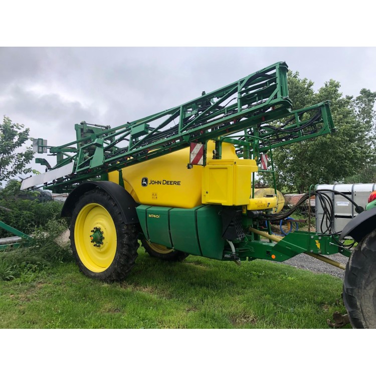 Tažený postřikovač John Deere M740i