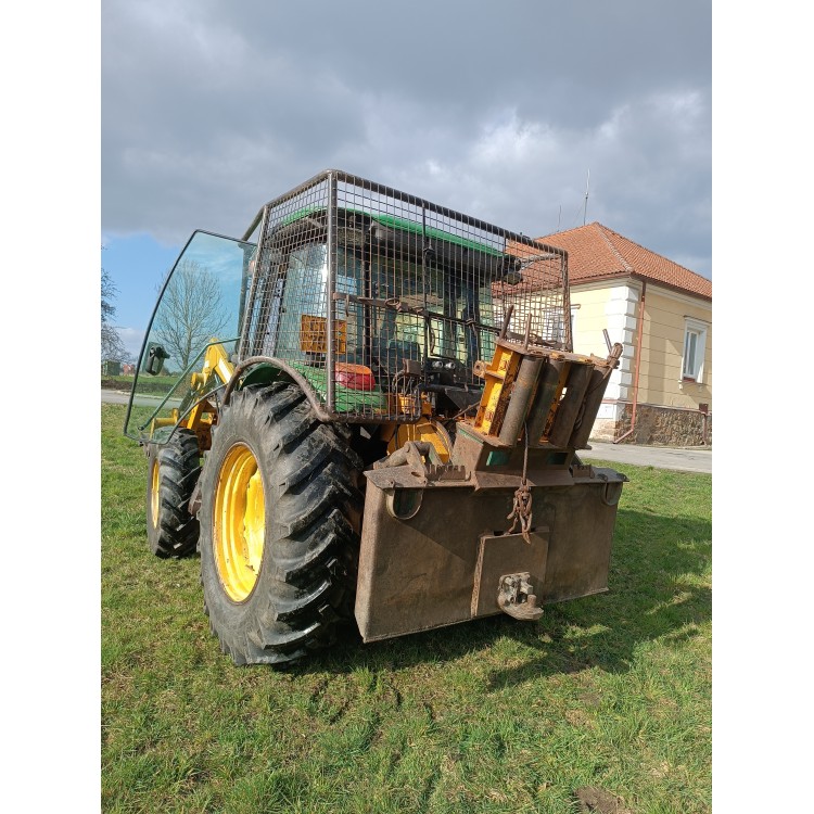 Traktor John Deere 5720 s lesní nástavbou