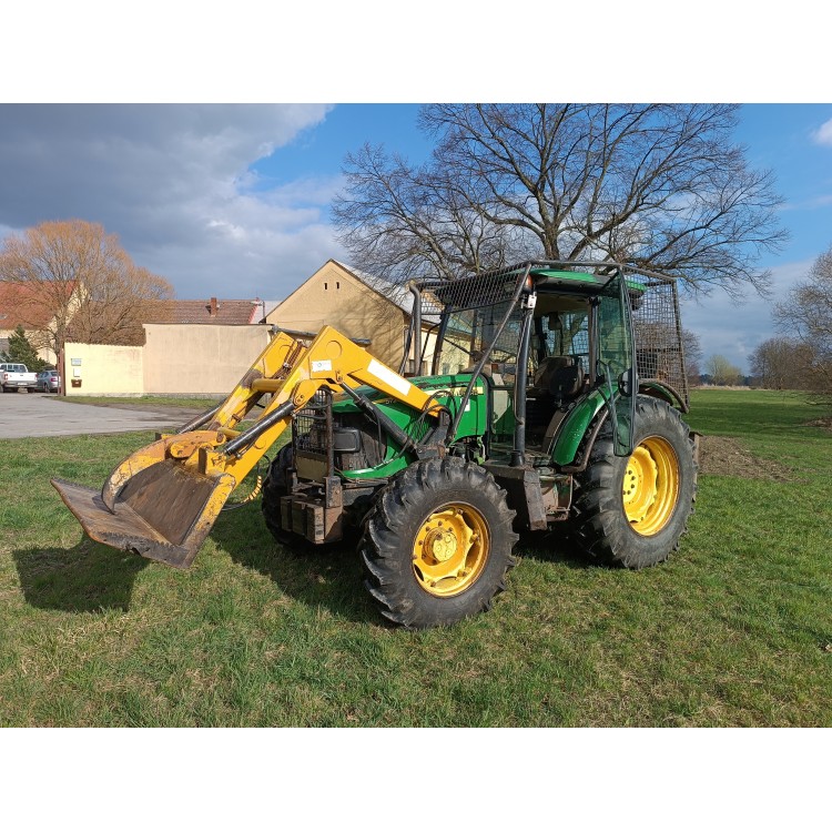 Traktor John Deere 5720 s lesní nástavbou