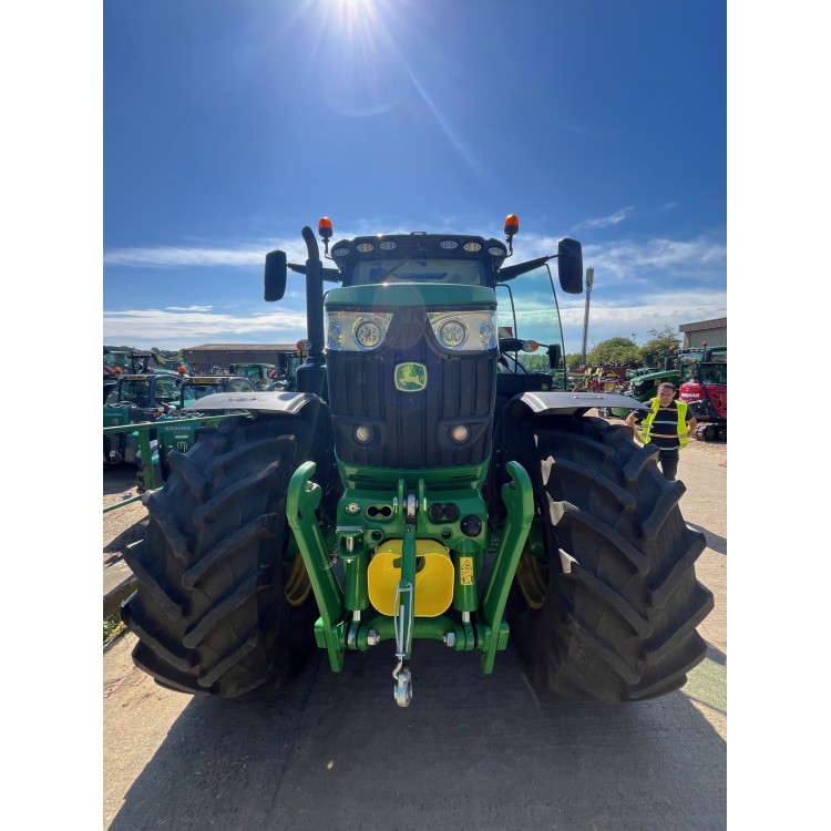 Traktor John Deere 6215R