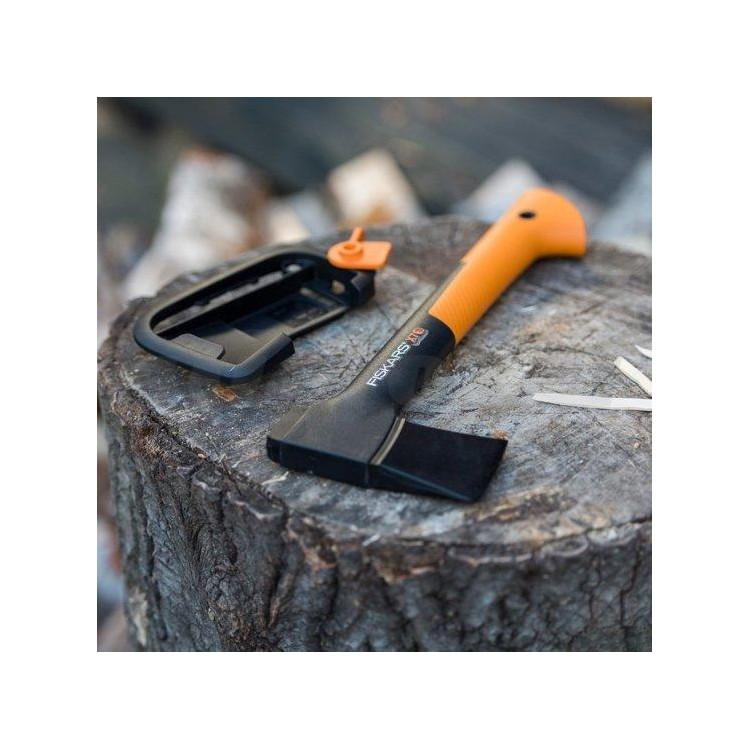 FISKARS X7 1015618 Sekera univerzální pro kempování XS