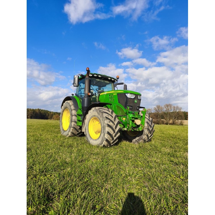 Traktor John Deere 6215R