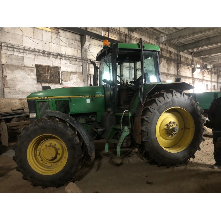 Traktor John Deere 7700