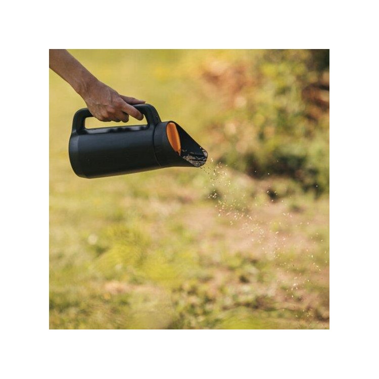 FISKARS 1057076 Ruční sypač na hnojivo, sůl