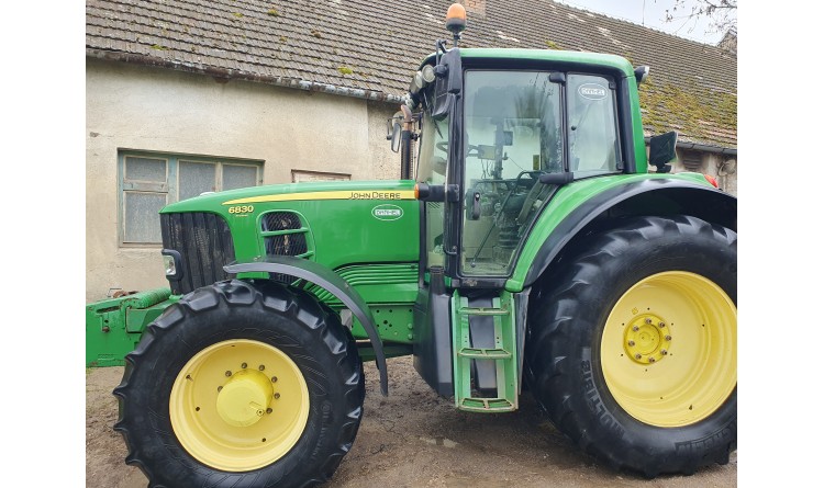 Traktor John Deere 6830