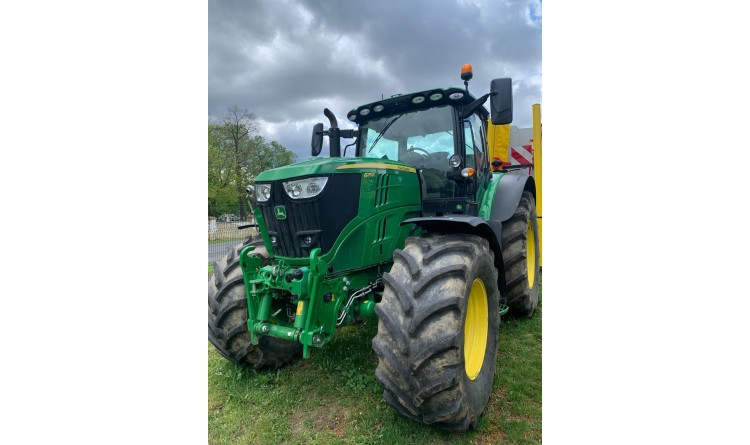 Traktor John Deere 6215R