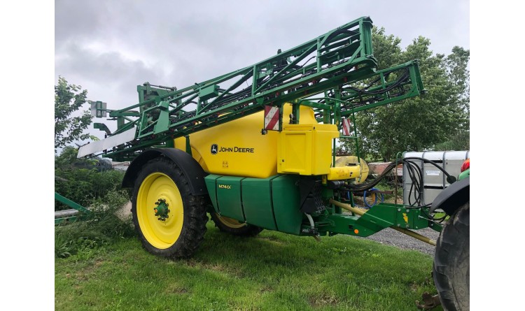 Tažený postřikovač John Deere M740i