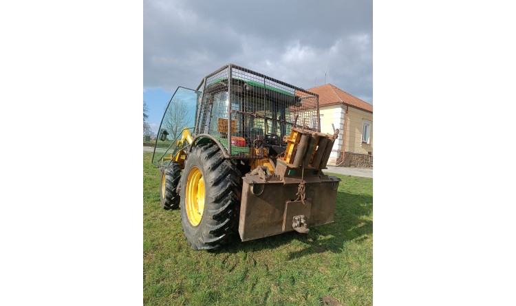 Traktor John Deere 5720 s lesní nástavbou