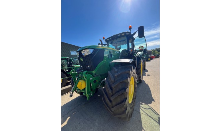 Traktor John Deere 6215R