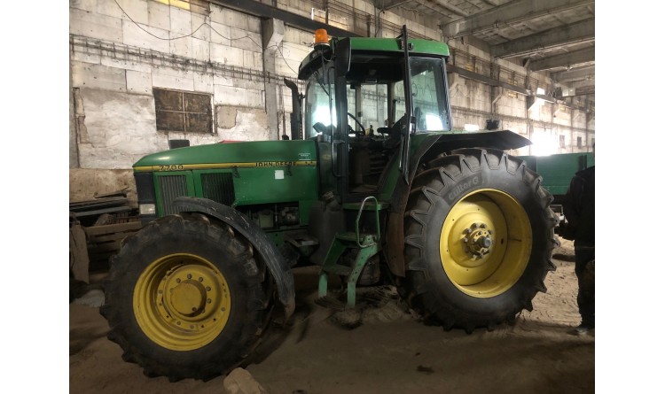 Traktor John Deere 7700