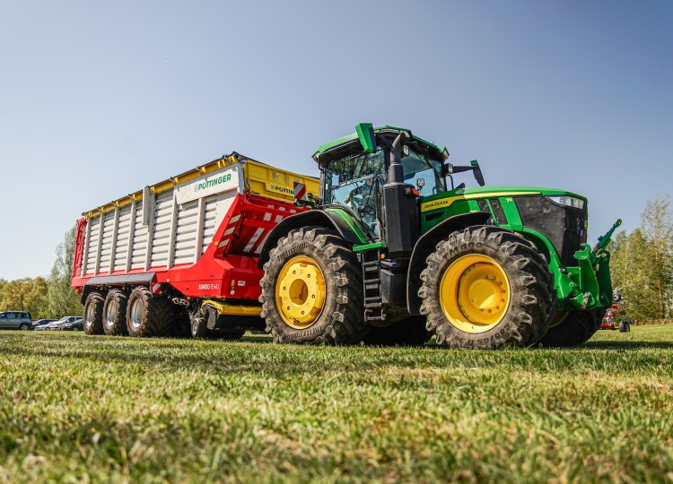 Vlajková loď mezi víceúčelovými návěsy - Pöttinger Jumbo 8540