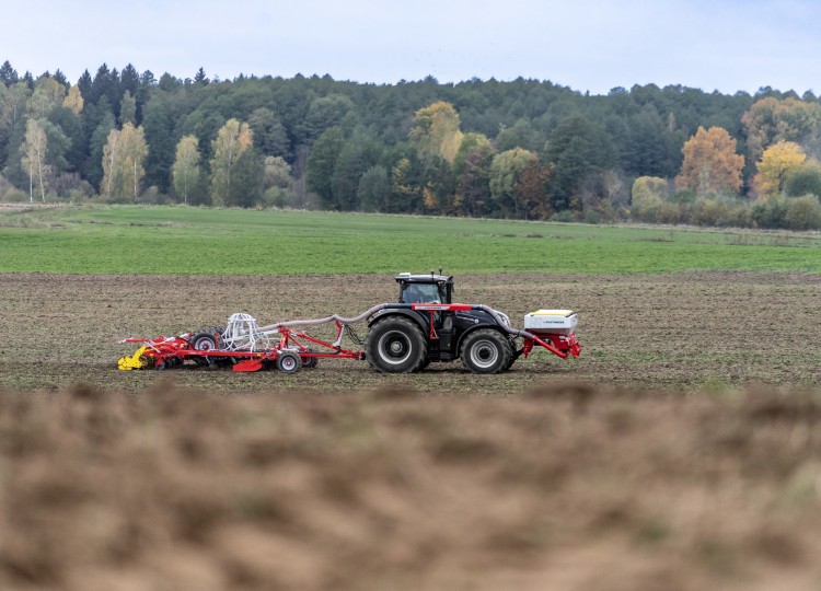 Nová éra zemědělství: Efektivní kombinace TERRIA a AMICO F od PÖTTINGER