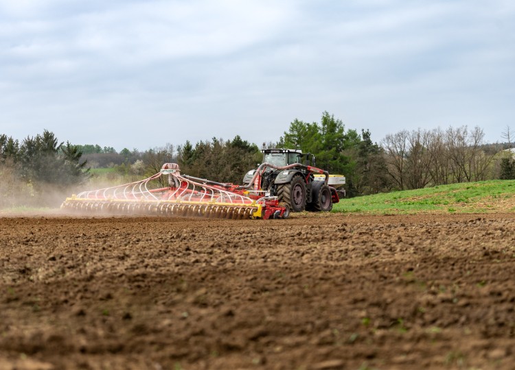 PÖTTINGER TERRADISC 8001 T a 10001 T: Vaše tajná zbraň pro dokonalé pole