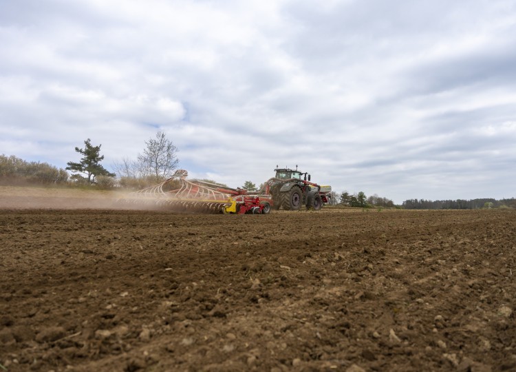 PÖTTINGER TERRADISC 8001 T a 10001 T: Vaše tajná zbraň pro dokonalé pole