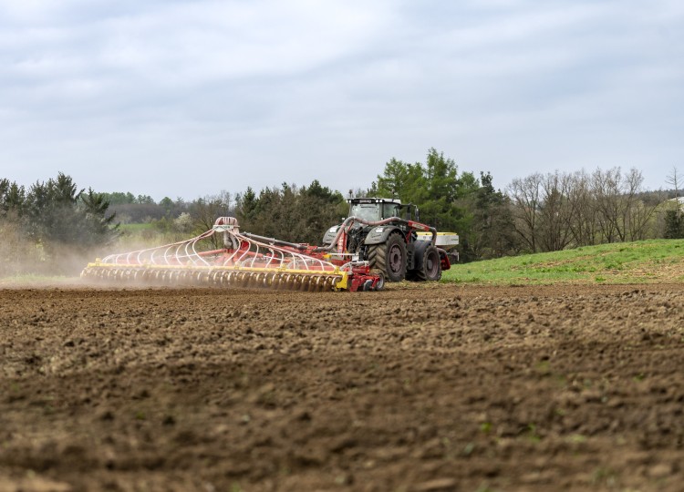 PÖTTINGER TERRADISC 8001 T a 10001 T: Vaše tajná zbraň pro dokonalé pole